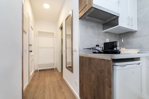 Fridge, microwave, coffee/tea maker, electric kettle
