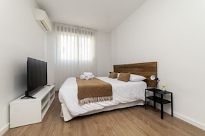 Tabla de planchar con plancha, wifi gratis y ropa de cama 