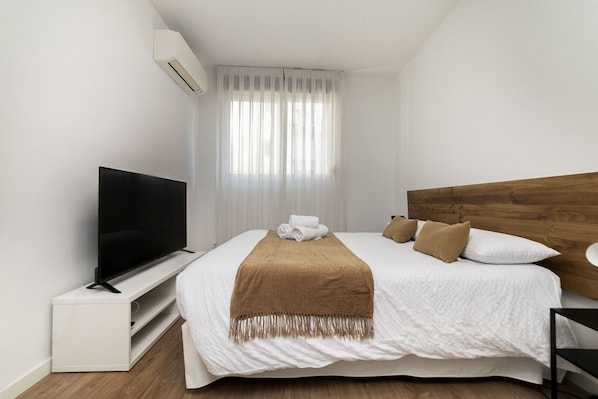 Tabla de planchar con plancha, wifi gratis y ropa de cama 