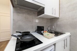 Réfrigérateur, micro-ondes, plaque de cuisson, cafetière/bouilloire