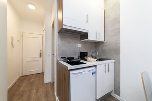 Geladeira, micro-ondas, cooktop, cafeteira/chaleira