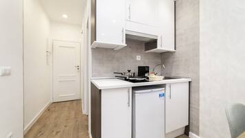 Refrigerador, microondas, parrilla de estufa y cafetera y tetera