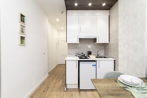 Kühlschrank, Mikrowelle, Herdplatte, Wasserkocher mit Kaffee-/Teezubehör