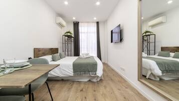 Tabla de planchar con plancha, wifi gratis y ropa de cama