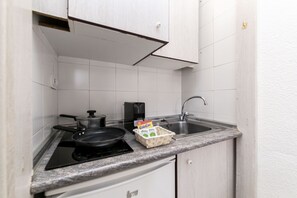 Réfrigérateur, micro-ondes, plaque de cuisson, cafetière/bouilloire