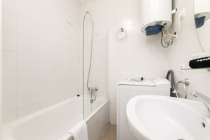 Hair dryer, towels - Classy XIII - Ferga Suites (Madrid)