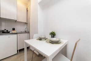 Fridge, microwave, stovetop, coffee/tea maker - Classy XIII - Ferga Suites (Madrid)