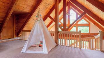 5 habitaciones, escritorio y tabla de planchar con plancha