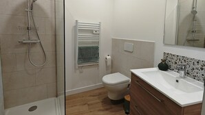 Hair dryer, towels, soap, shampoo - Air-Conditioned Studio "BIÒU" in Roquette (Arles)