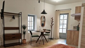 Free WiFi, bed sheets - Air-Conditioned Studio "BIÒU" in Roquette (Arles)