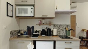 Coffee/tea maker, fridge, microwave, stovetop - Air-Conditioned Studio "BIÒU" in Roquette (Arles)