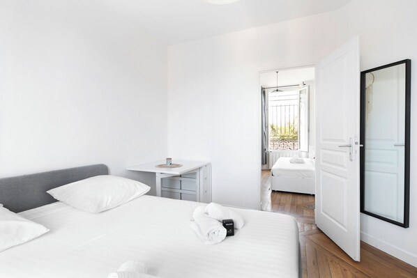 1 dormitorio, tabla de planchar con plancha, wifi y ropa de cama