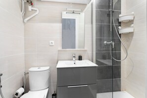 ヘアドライヤー、タオル、石鹸、トイレットペーパー