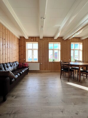 Living area - 4-bedroom lodge in enchanting Akraberg with WiFi (Sumba)