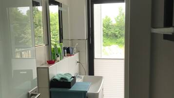 Haartrockner, Handtücher, Seife, Toilettenpapier