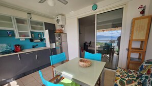 Un comedor con una mesa, sillas y vistas al exterior.