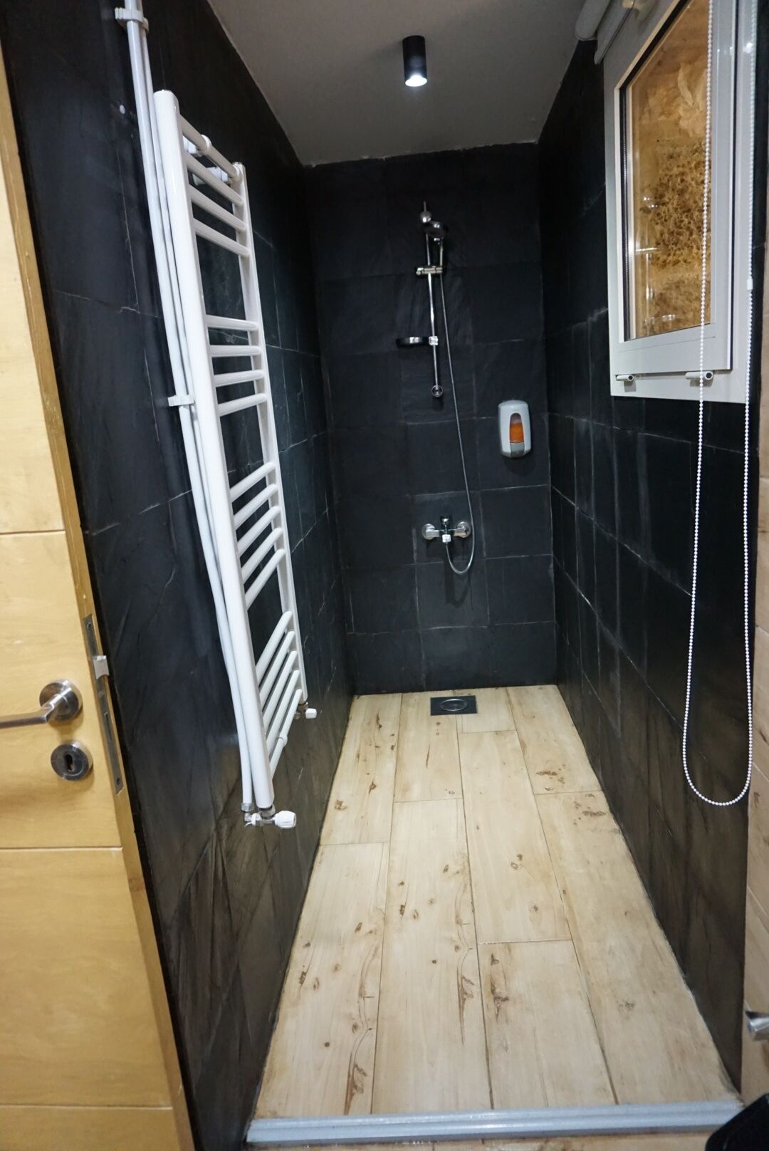 Chalé superluxo, vista para o jardim | Banheiro | Chuveiro, toalhas de banho, sabonete, shampoo