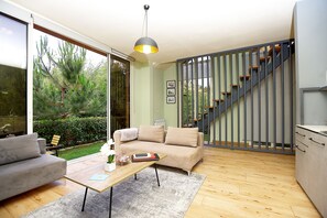 Luksus-alpehytte - udsigt til have | Opholdsområde