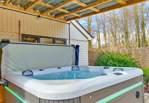 Cottage | Outdoor spa tub - Cottage in Devon With Pool & Countryside Views (Newton Abbot)
