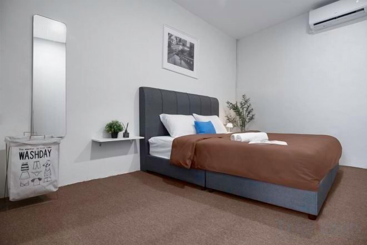 King Room No Window with Private Bathroom
