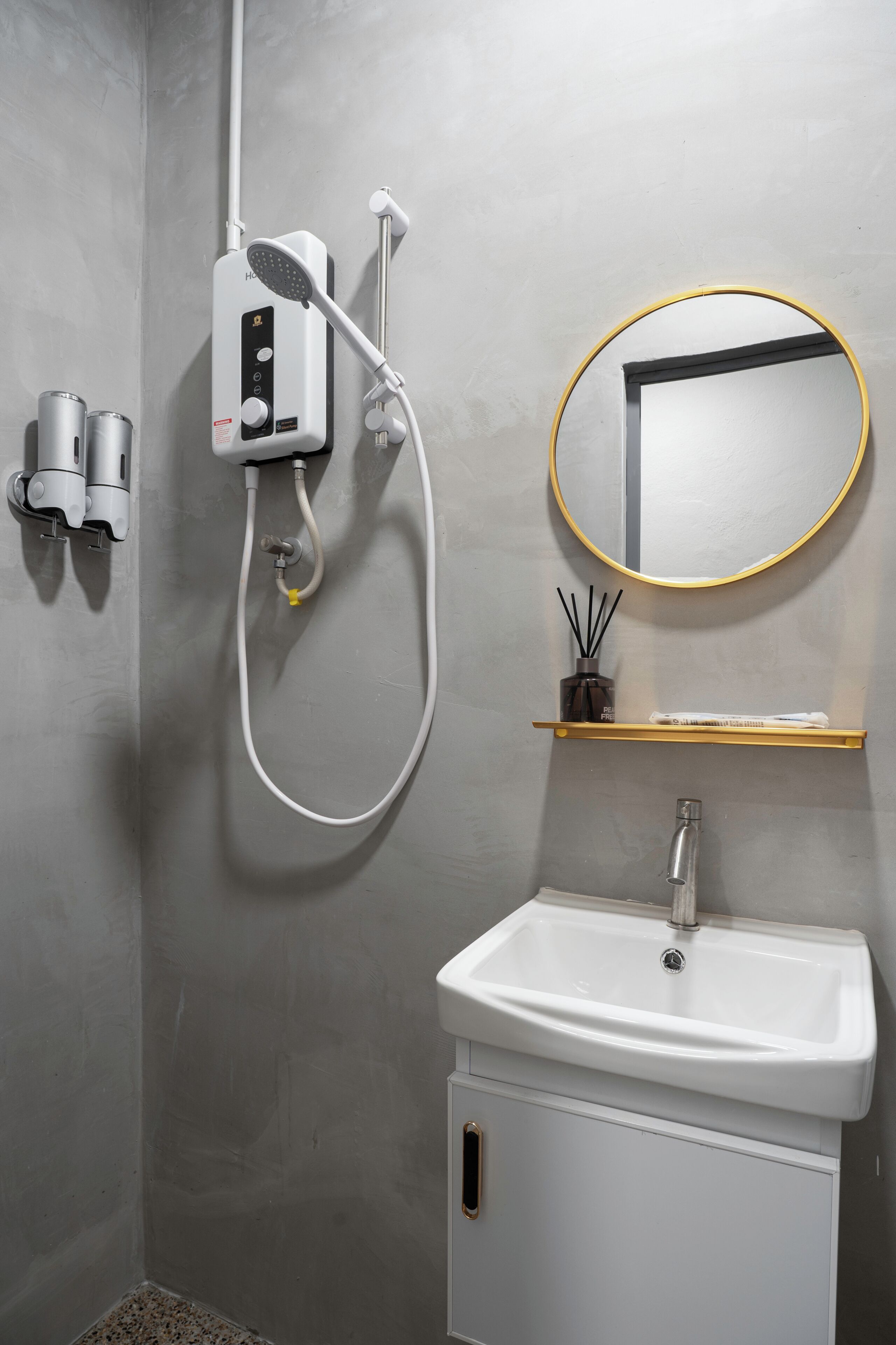 Haartrockner, Handtücher, Shampoo, Toilettenpapier