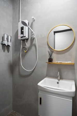 Hair dryer, towels, shampoo, toilet paper - A Cozy Place Penang (George Town)