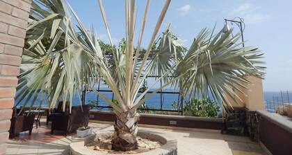 Villa moderne isolée avec plage de galets pres d'une cité patrimoine Unesco