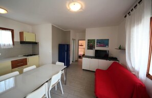 Apartment, 2 Bedrooms, Balcony, Garden View | Ruang tamu