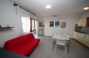 Living room - Charming Apartment With AC, Garden and Parking (Rosolina)