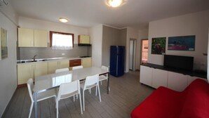 อพาร์ทเมนท์, 2 ห้องนอน, ระเบียง, วิวสวน | ห้องรับประทานอาหาร