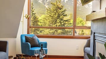 Televisión, chimenea, libros y oficina