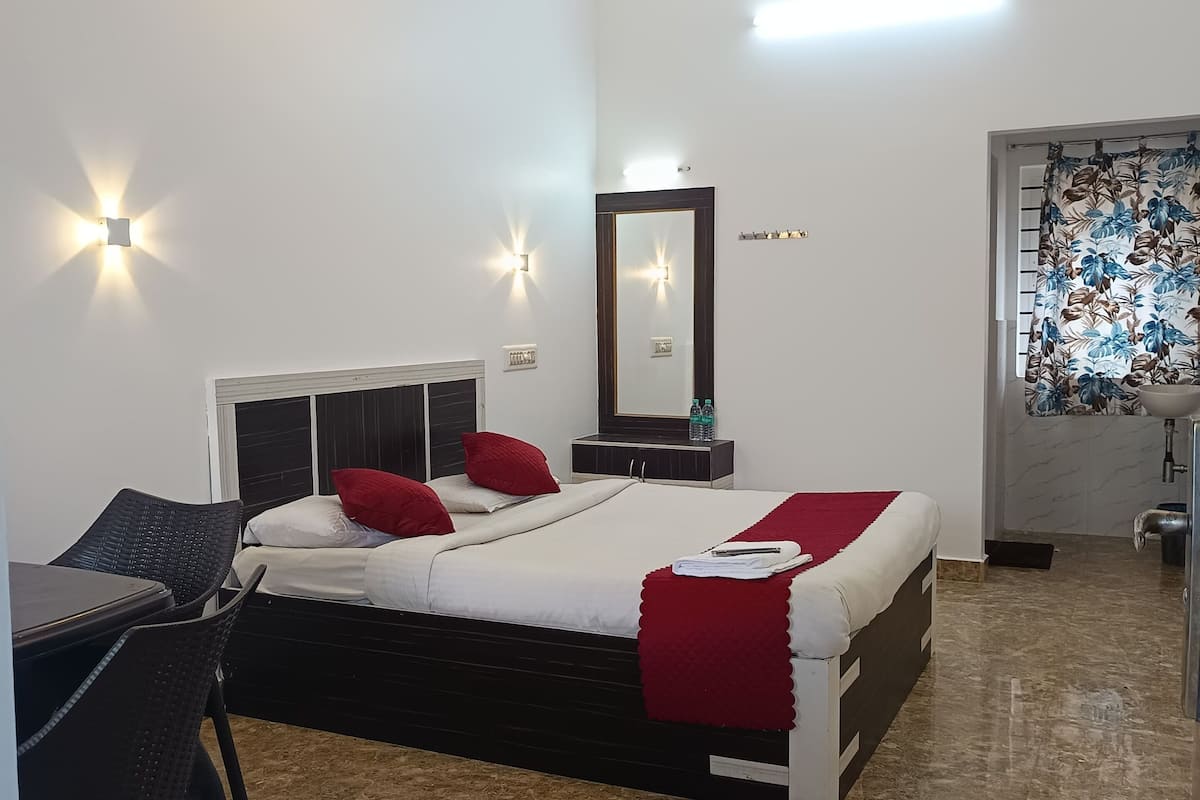 Un dormitorio con una cama, un escritorio y una silla.