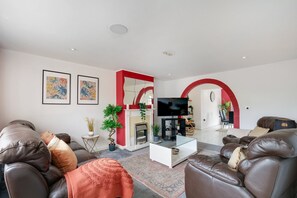 Casa familiare | Area soggiorno | Smart TV 42 pollici con canali digitali, Netflix, servizi in streaming