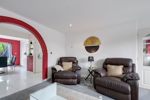 Casa familiar | Área de sala de estar | Smart TV de 42 pulgadas con canales digitales y Netflix 