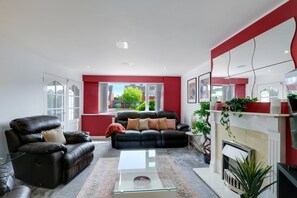 Familjehus | Vardagsrum | 42-tums smart-tv med digitalkanaler, Netflix och streamingtjänster