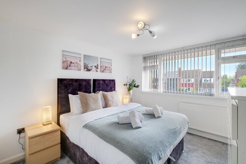  Elegant 5BR Home with Free EV Charger, Garden and Parking
