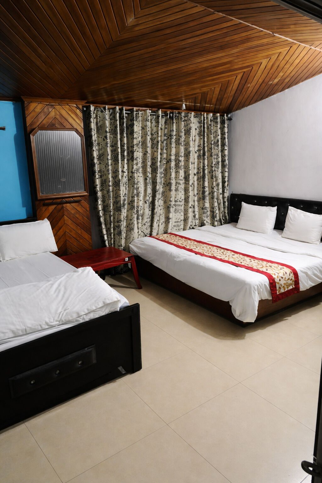 Deluxe Quadruple Room, City View | Soundproofing, bed sheets