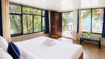 Deluxe Double Room | Soundproofing, bed sheets