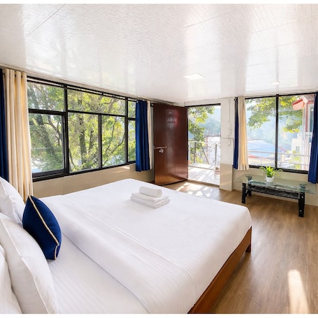 Deluxe Double Room | Hypo-allergenic bedding, soundproofing, bed sheets. Hotel KGN Guest House Nainital Near Mall Road and Lake