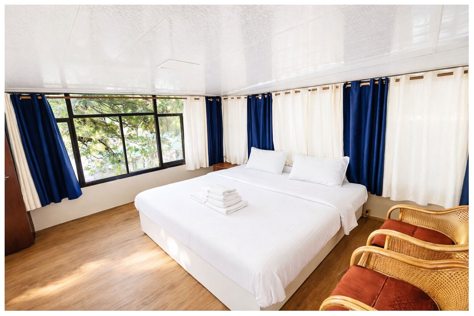 Deluxe Double Room | Soundproofing, bed sheets