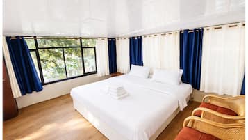 Deluxe Double Room | Soundproofing, bed sheets