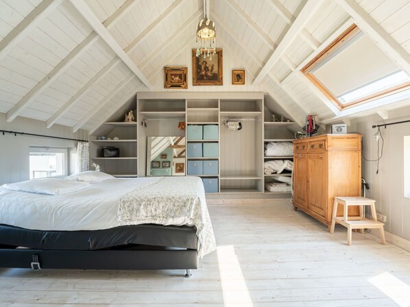 2 bedrooms, travel cot, free WiFi