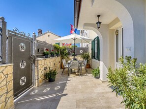 Home, Apartment, Balcony, Estate, Shade, Villa, Eco Hotel, Porch, Landscaping, Mansion
