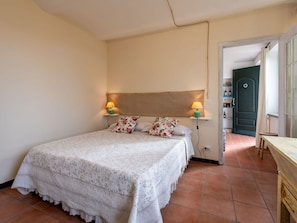 1 bedroom, travel cot, free WiFi