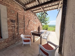 Outdoor dining - Wonderful private villa for 2 people with A/C, WIFI, pool, TV, patio and panoramic view (San Damiano D'asti)
