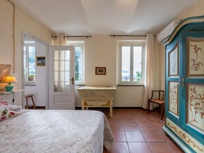 1 bedroom, travel cot, free WiFi
