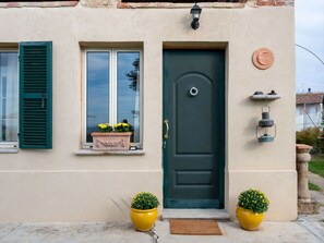 Exterior detail - Wonderful private villa for 2 people with A/C, WIFI, TV, patio, pets allowed and panoramic view (San Damiano D'asti)