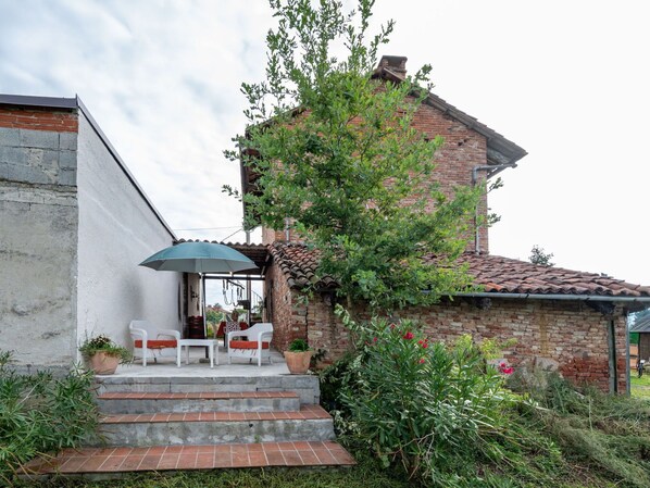 Terrace/patio - Wonderful private villa for 2 people with A/C, WIFI, TV, patio, pets allowed and panoramic view (San Damiano D'asti)