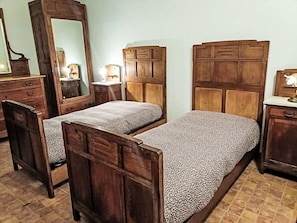 Travel crib, free WiFi
