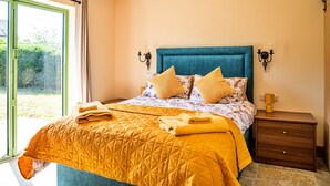 Camera da letto con un letto, un comodino, una lampada e vista dalla finestra.